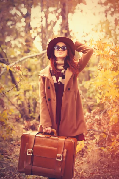 Donna con borsa nel parco — Foto Stock