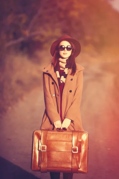 Donna rossa con borsa — Foto Stock