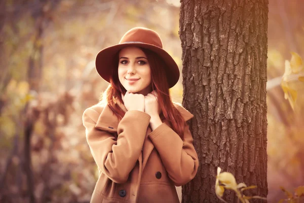 Mujer con abrigo y sombrero — Foto de Stock