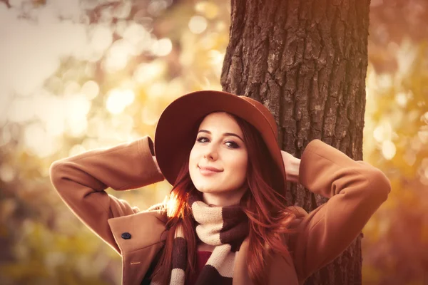 Mujer en el parque de otoño — Foto de Stock