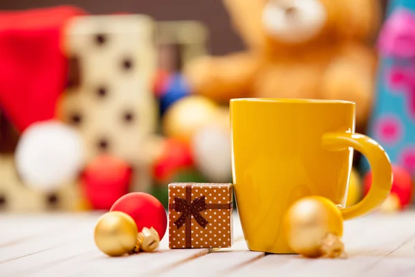 Tazza di caffè con regalo — Foto Stock