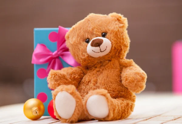 Teddybär mit Geschenk — Stockfoto