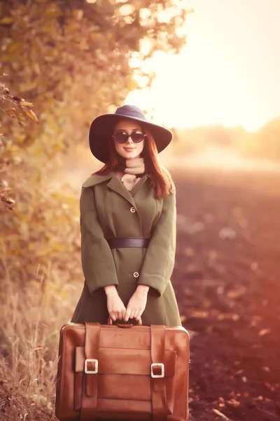 Junges Mädchen mit Tasche — Stockfoto