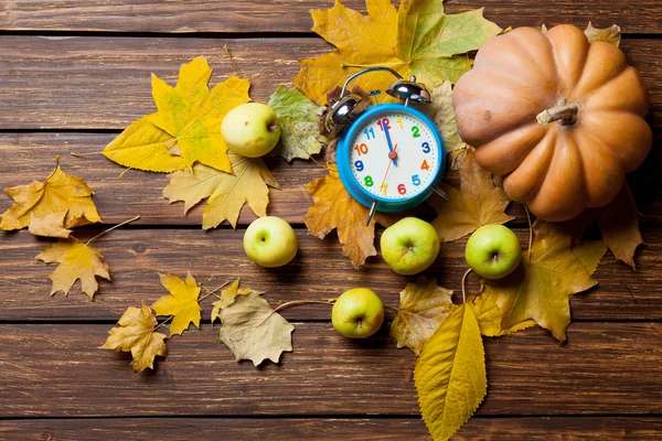 Manzanas y regalo con calabaza — Foto de Stock