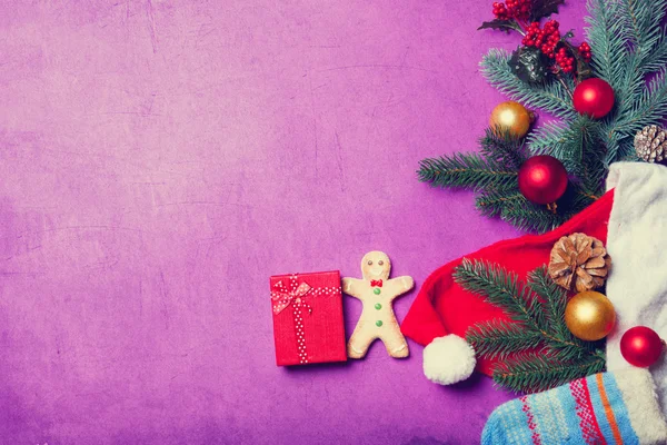 Christmas gift and gingerbread man — Stock Photo, Image