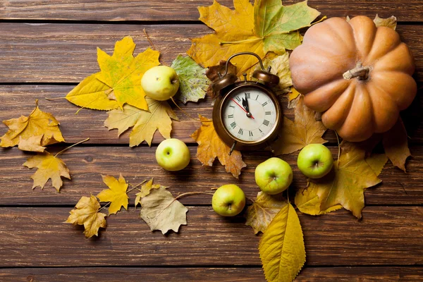 Reloj Aalrm y calabaza — Foto de Stock