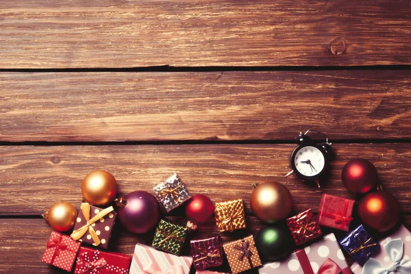 Çalar saat ve Noel baubles — Stok fotoğraf