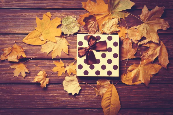 Regalo y hojas amarillas de otoño — Foto de Stock