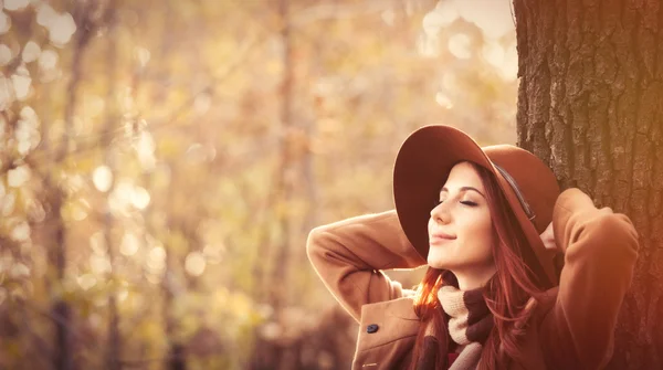 Vrouw in herfstpark — Stockfoto