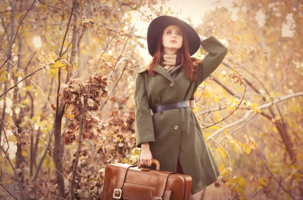 Femme avec sac à la campagne — Photo