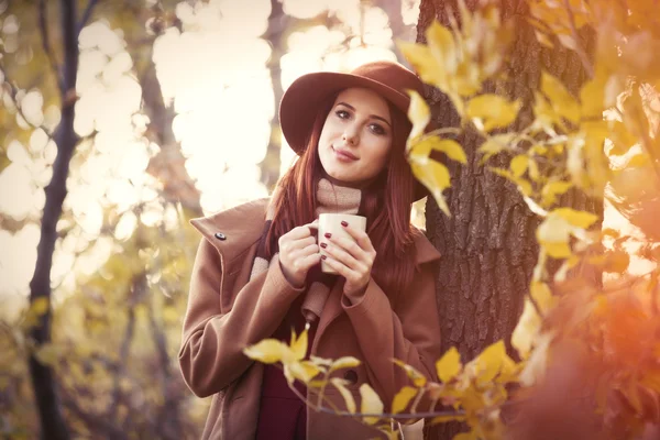 Frau im Mantel mit Hut — Stockfoto