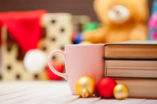 Šálek kávy nebo čaje s knihami — Stock fotografie
