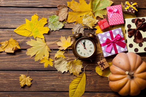 Alarm clock and gifts — Stock Photo, Image