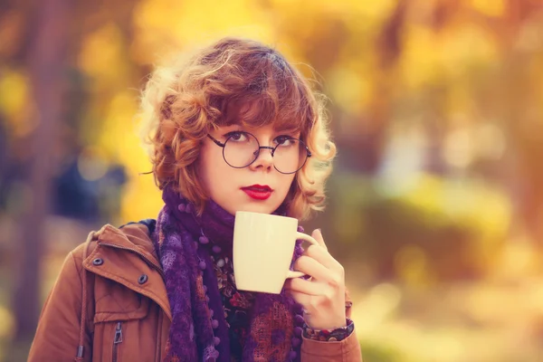 Fille avec tasse de café — Photo