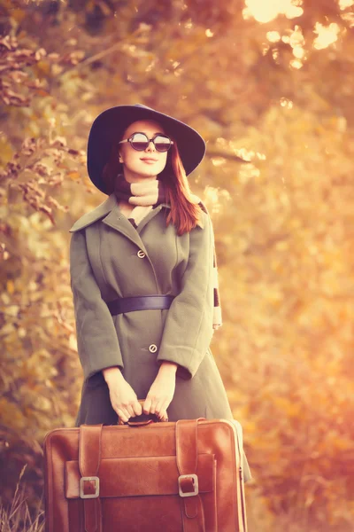 Jeune fille avec sac — Photo