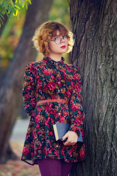 Meisje in jurk met boek — Stockfoto