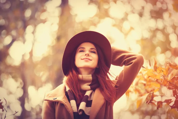 Femme en manteau avec chapeau — Photo