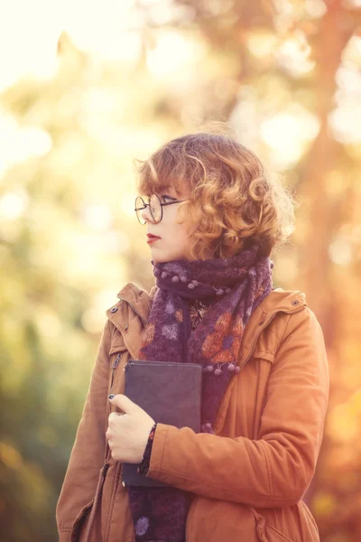 Estudante menina com livro — Fotografia de Stock