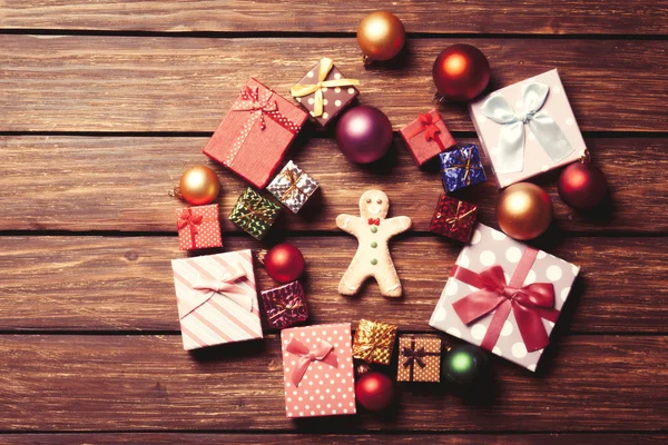 Hombre de jengibre y regalos de Navidad — Foto de Stock