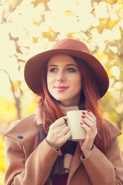 Frau im Mantel mit Hut — Stockfoto