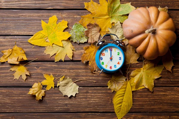 Reloj despertador y calabaza — Foto de Stock