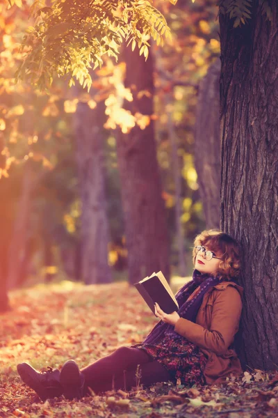 Estudiante chica con libro — Foto de Stock