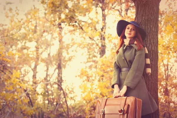 Mujer con bolsa en el campo — Foto de Stock