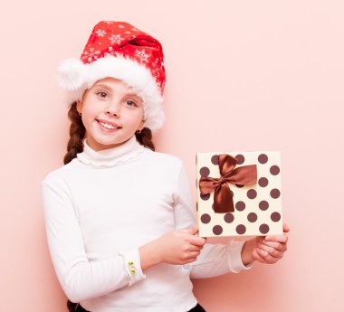 Hediye kutusu olan kız.