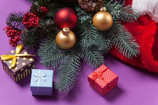 Cadeaux de Noël et chapeau santa claus — Photo