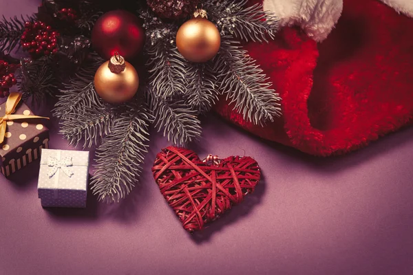 Jouet en forme de coeur et cadeaux de Noël — Photo