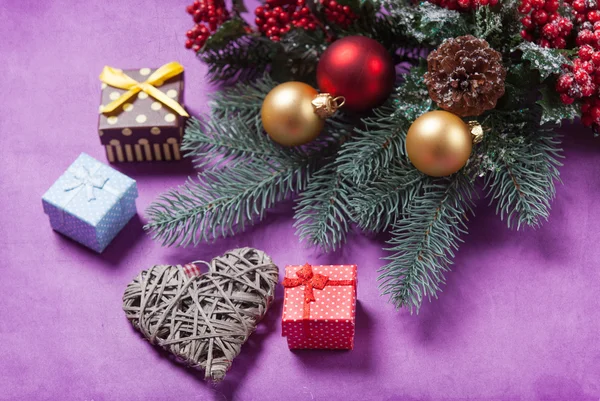 Kalp şekli oyuncak ve Noel hediyeleri — Stok fotoğraf