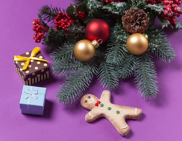 Gingerbread man and christmas gifts — Stock Photo, Image