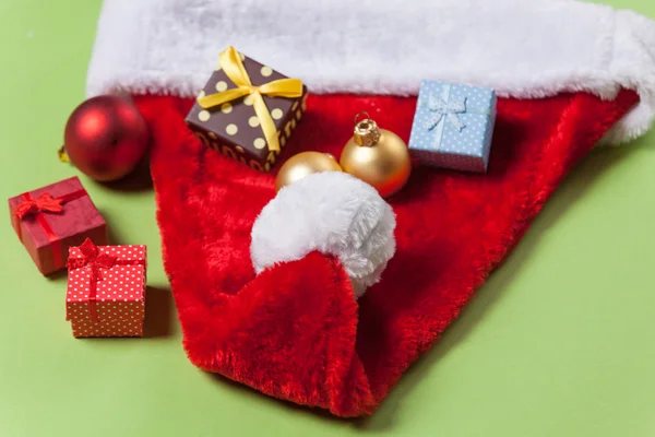 Santa Claus kapelusz i Boże Narodzenie bombki — Zdjęcie stockowe