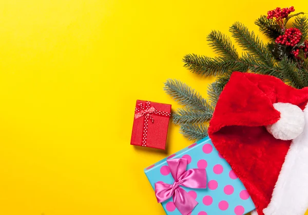 Sombrero y regalos de Papá Noel —  Fotos de Stock
