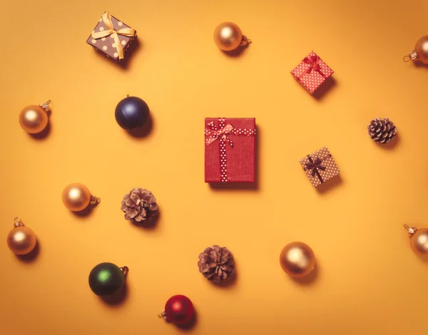 Presentes de Natal e bugigangas — Fotografia de Stock