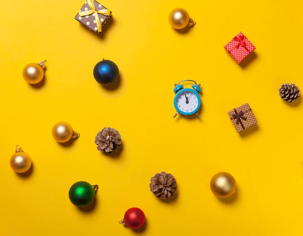 Petite Réveil et cadeaux avec boules — Photo