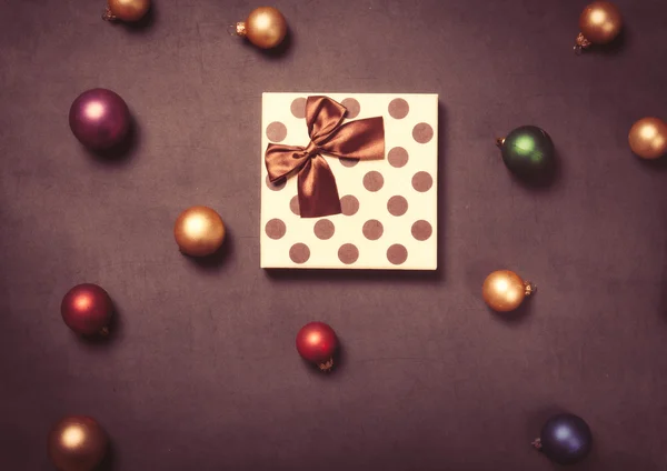 Boże Narodzenie podatek od darowizn pudło i bombki — Zdjęcie stockowe