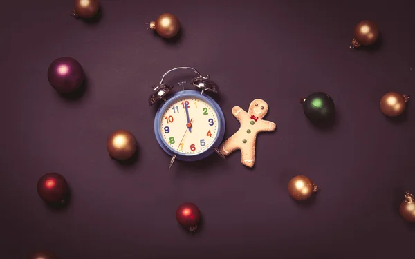 Alarm clock and gingerbread man — Stock Photo, Image