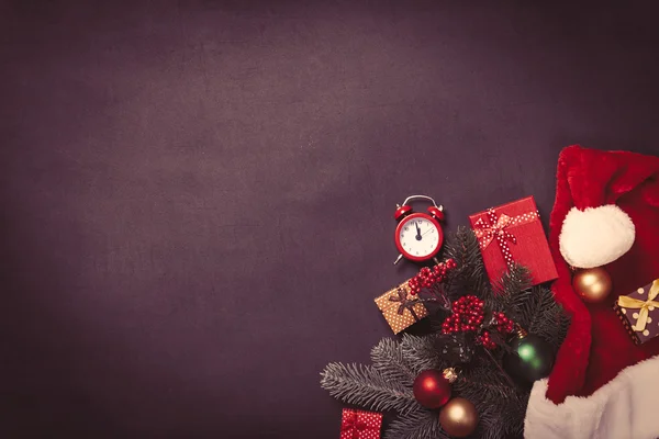 Relógio vintage e presentes de Natal — Fotografia de Stock