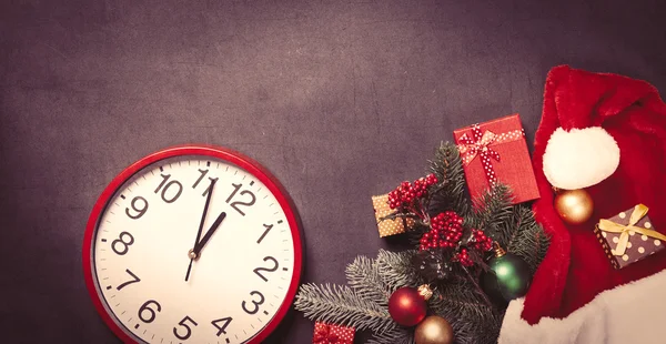 Horloge vintage et cadeaux de Noël — Photo