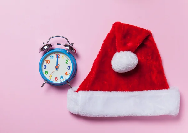 Clock and Santa Claus hat — Stock Photo, Image