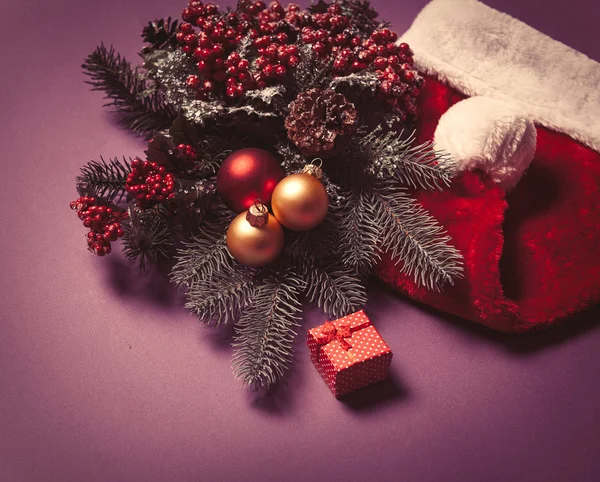 Christmas gift  and Santa Claus hat — Stock Photo, Image