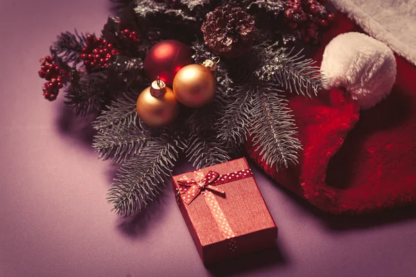 Regalo di Natale e cappello di Babbo Natale — Foto Stock