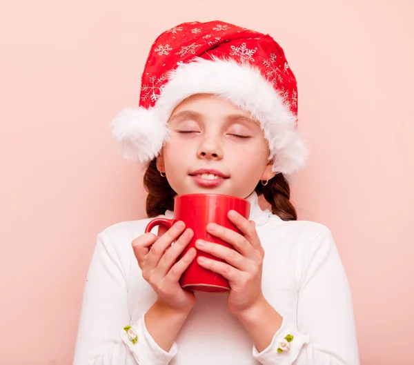 Menina com copo em chapéu de Papai Noel — Fotografia de Stock