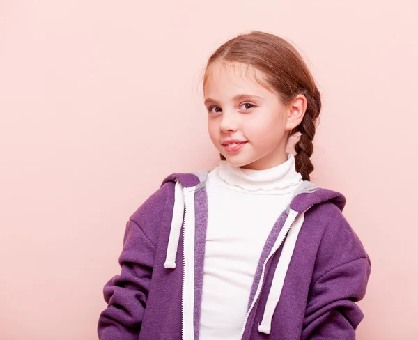 Joven chica en sudadera con capucha — Foto de Stock