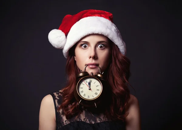 Kvinna i hatt med klocka — Stockfoto