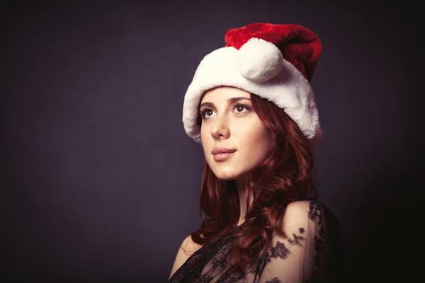 Vrouw in kerstman hoed — Stockfoto