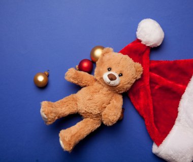 Oyuncak ayı ve Noel Baba şapka 