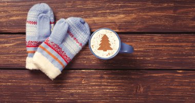 Mittens ve kapuçino Noel ağacı ile