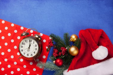 Saat ve baubles ile Noel ağacı